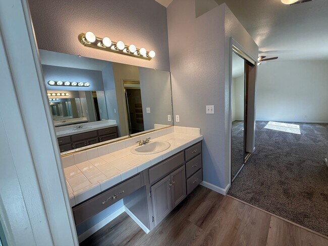 Building Photo - Nicely updated 4-bedroom in Oakdale!