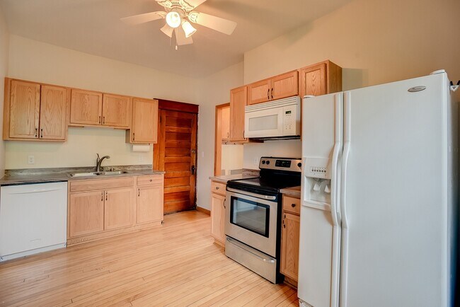 Building Photo - 1360 Dale St N