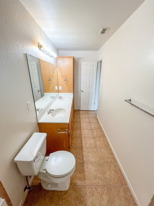Building Photo - 1212 Nicholas Cir