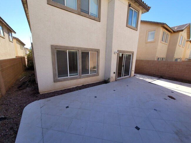 Building Photo - Immaculate 3 Bedroom Home in a Gated Commu...