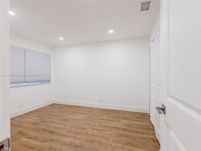Building Photo - 4 br, 2.5 bath House - 8212 NW 8th Pl # 2