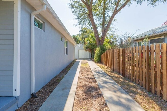 Building Photo - 218 W Jean St