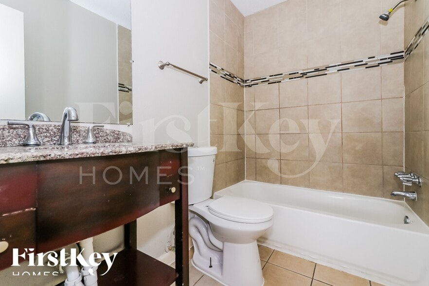 Building Photo - 10810 Lakewood Oaks Dr