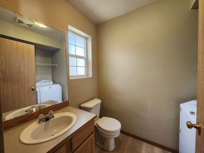 Building Photo - Beautiful 2 bed 2.5 bath Townhome Monroe $2545/mo