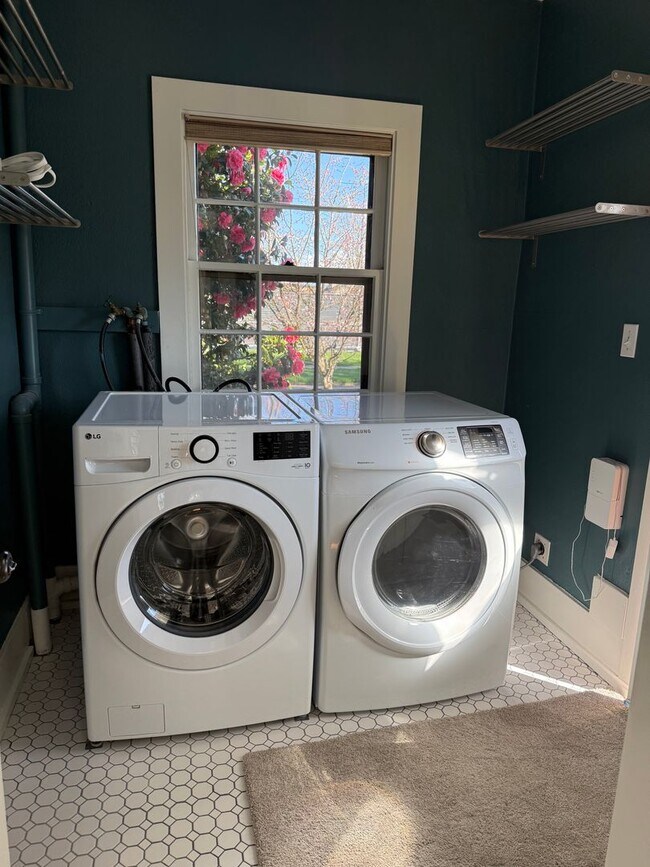 Building Photo - Charming historic home McMinnville 4 bed / 2.5 bath