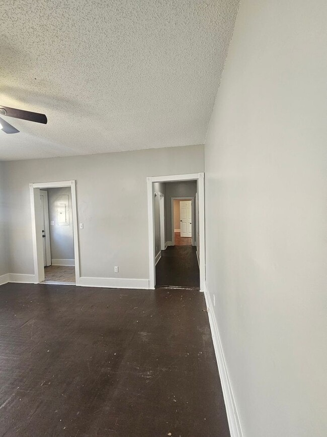 Building Photo - 1033 E 5th St