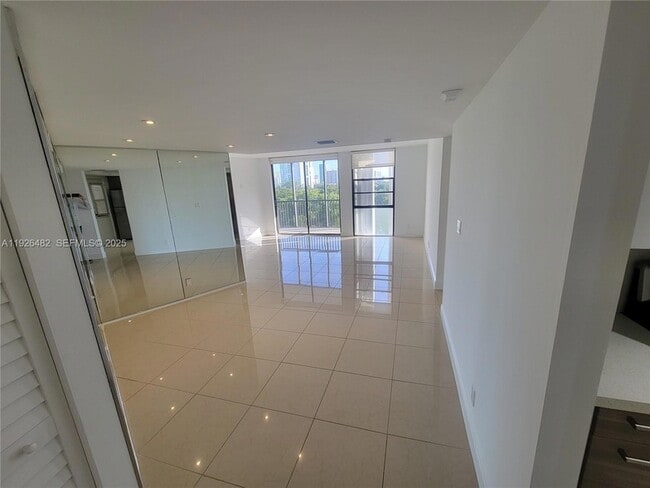 Building Photo - 3301 N Country Club Dr