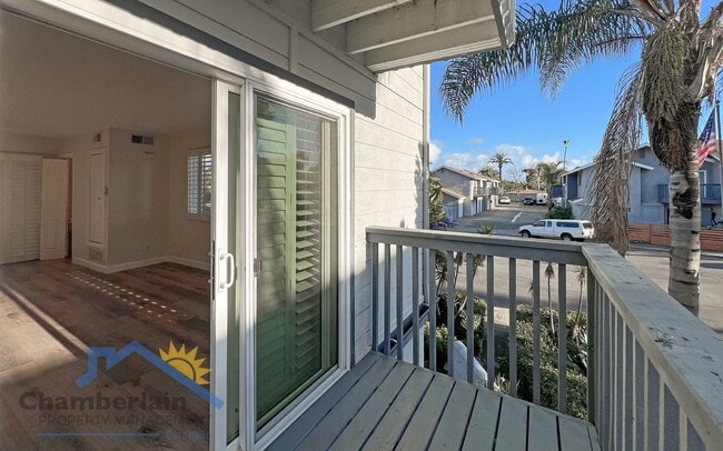Building Photo - 2 bedroom 1/5 bath in the Village and walk...