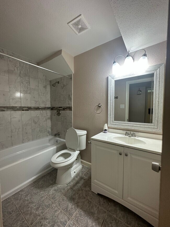 Building Photo - 1222 Ravenscourt Dr