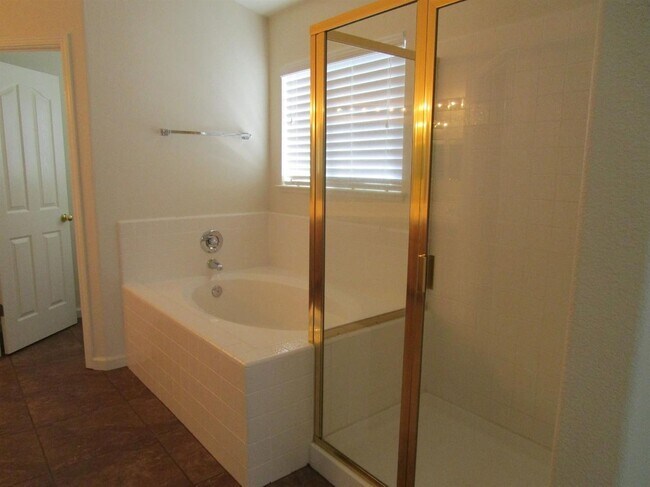 Building Photo - Like Brand New 4 Bedroom 3 Bath Beautiful ...