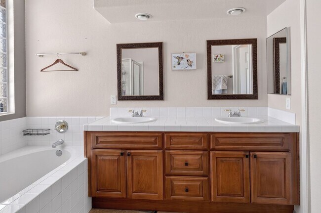 Building Photo - 1528 Knoll Park Glen