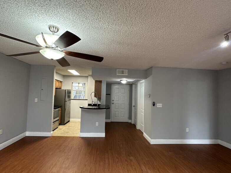 Building Photo - 2810 N Oakland Forest Dr