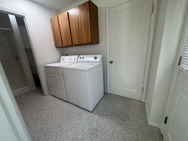 Building Photo - Single level home in Mid Town