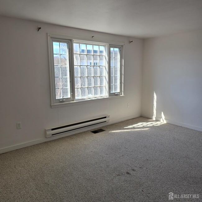 Building Photo - 14 Sussex Way