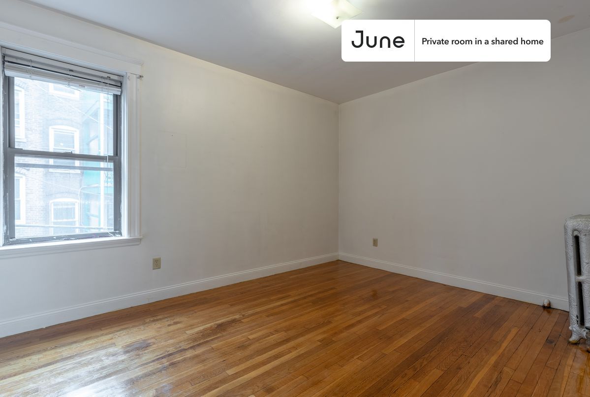 Building Photo - Private bedroom in 4 bed/2 bath Home