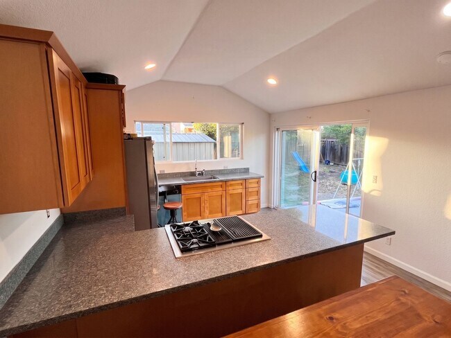 Building Photo - San Lorenzo Home w/ Hardwood, Central Heating & Modern Updates