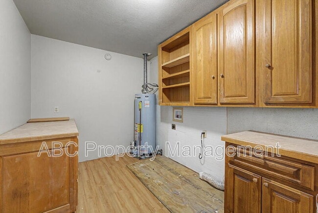 Building Photo - 910 S 28th St