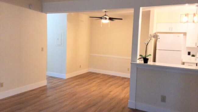 Building Photo - 1/1 Second Floor Remodeled Condo X Rent In...