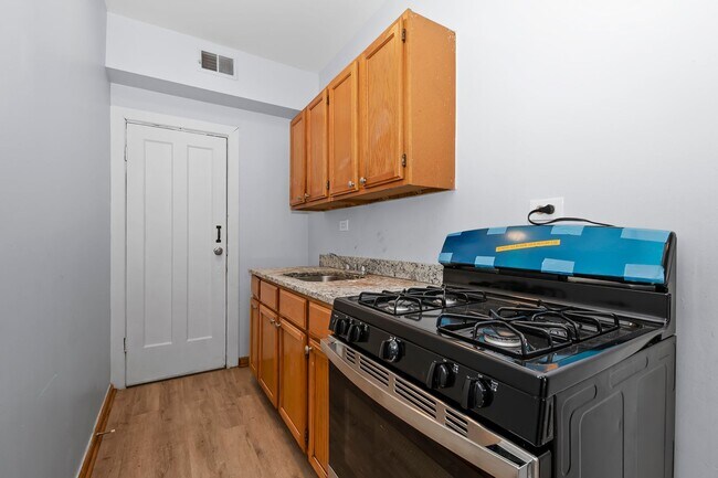 Interior Photo - 6237-45 Kedzie