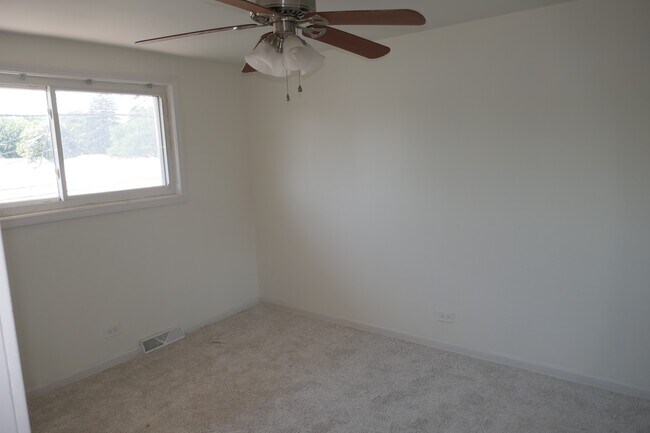 Building Photo - 5 E Judith Ann Dr