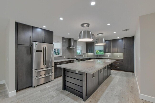 Building Photo - 88 SW 10th Dr
