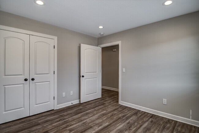 Building Photo - 1617 Charleston Dr