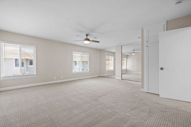 Building Photo - Large Modern Renovated 3 Bedroom 2.5 Bath ...