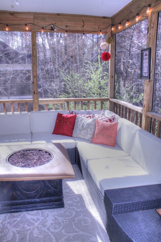 Building Photo - Beautiful home with Fenced Yard & Screened Porch!