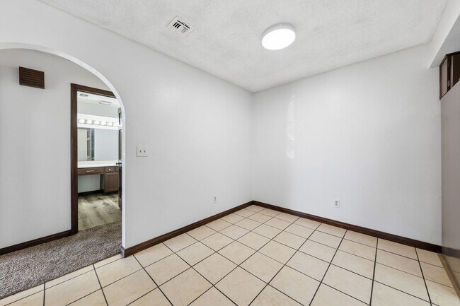 Building Photo - Beautifully Updated 2BR/2BA Downstairs Condo – Move-In Ready!