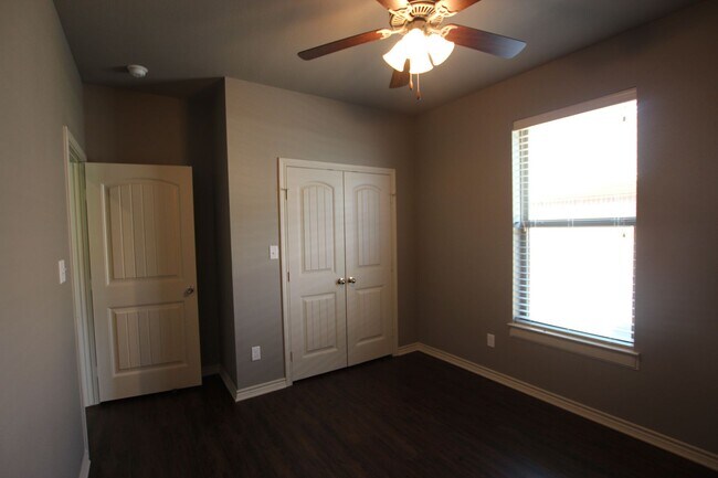 Building Photo - Beautiful 3 Bedroom 2 Bath in Guinn Farms!