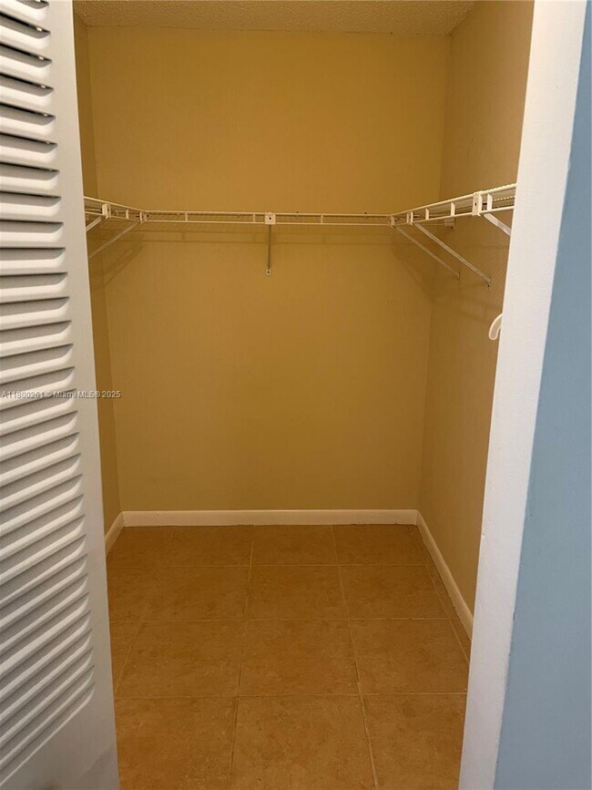 Building Photo - 6392 Chasewood Dr