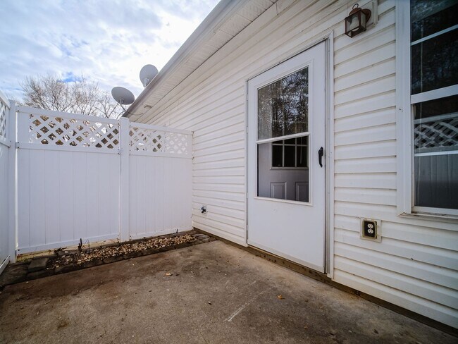Building Photo - 7020 Somerset Springs