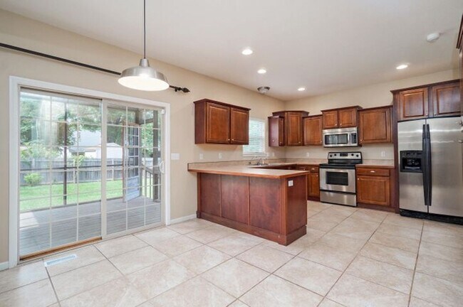 Building Photo - 1403 W Maplewood St