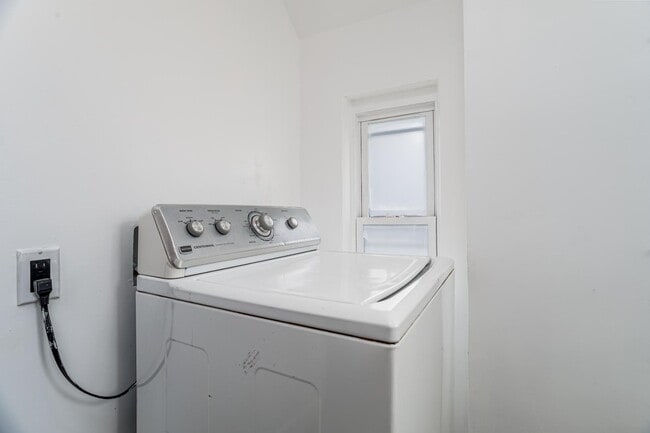 Building Photo - 47 Hartford St