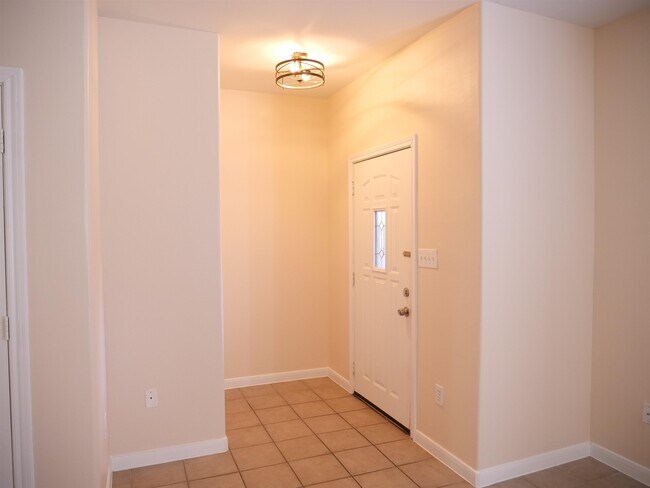 Building Photo - 2445 Monarch Dr