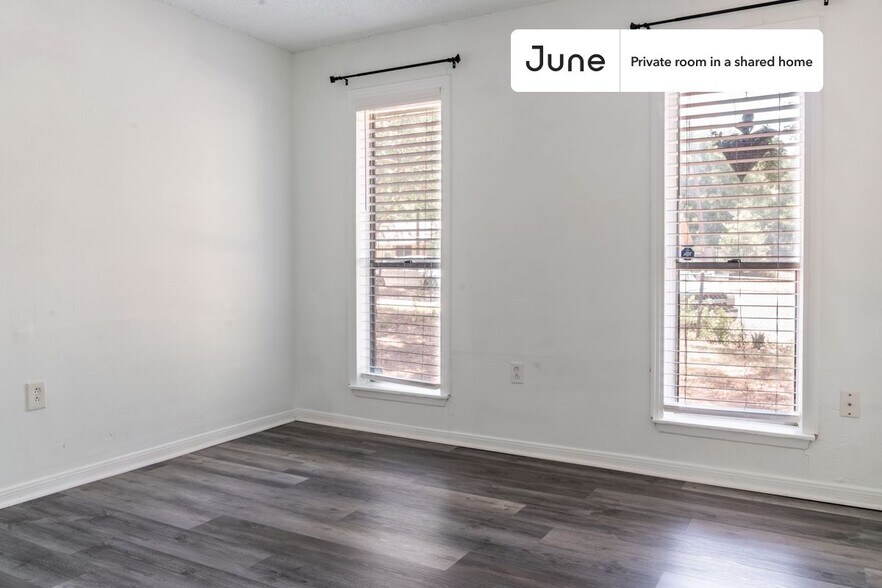 Building Photo - Private bedroom in 4 bed/1 bath Home