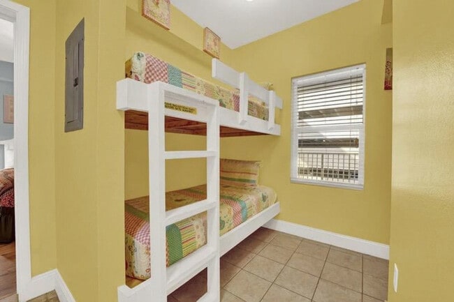 Building Photo - 9800 S Thomas Dr