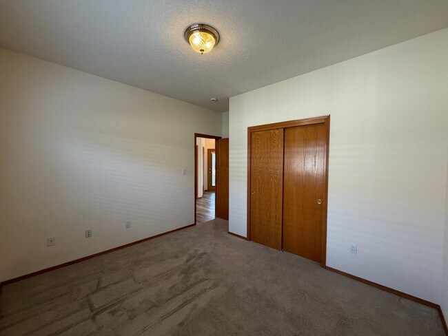 Building Photo - Roomy 3 Bedroom 2 Bathroom Home In Quintessence!