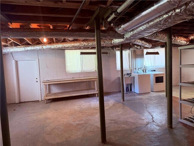 Building Photo - 6651 Castleton Dr NW