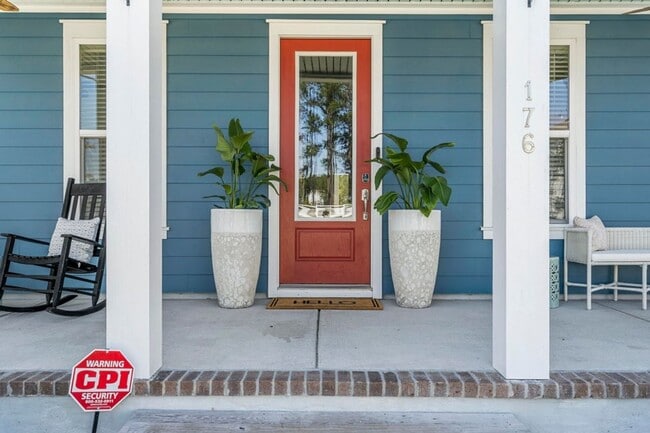 Building Photo - Better than new 4 bedroom + office on larg...