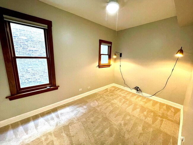 Building Photo - 4327 N Damen Ave