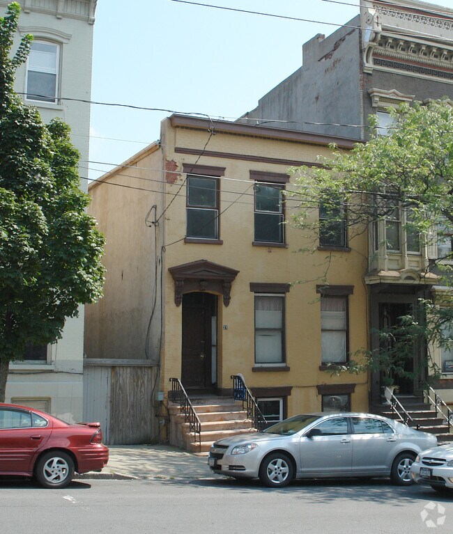Primary Photo - 27 Ten Broeck St