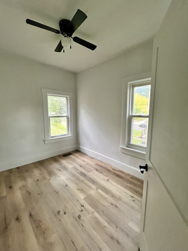 Building Photo - 439 S Parker Dr