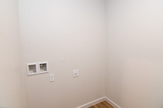 Building Photo - 3 Bedroom, Single-story Townhomes for rent...