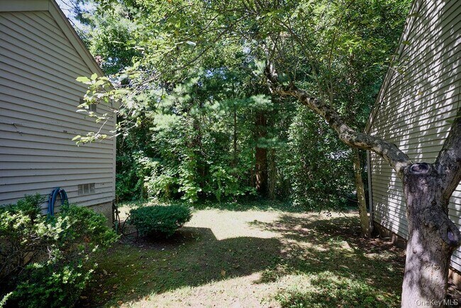 Building Photo - 23 Evon Ct