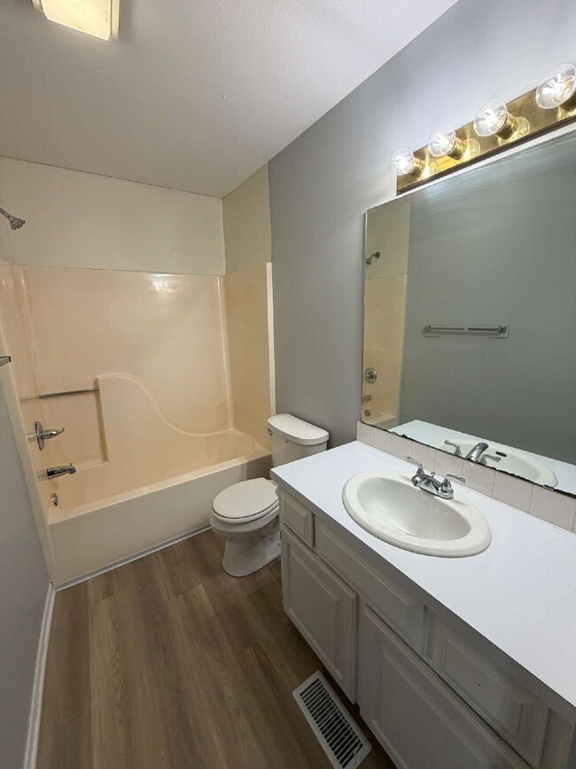 Building Photo - Newly renovated 2-bedroom 1.5 bath townhouse Near Merle Hay Mall!