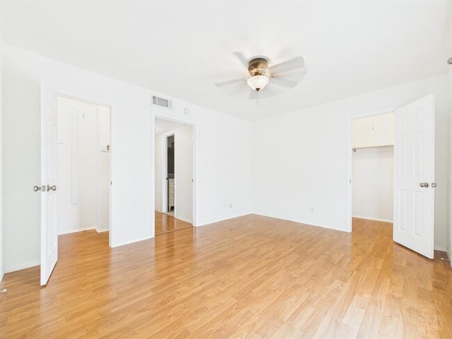 Building Photo - 2425 Ashdale Dr