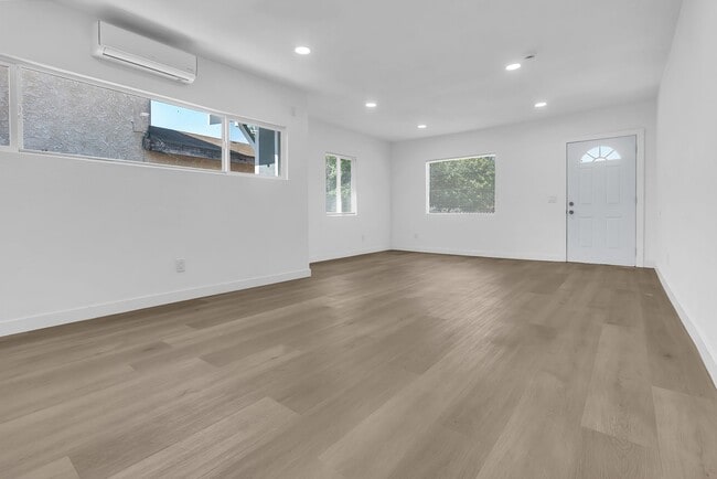 Building Photo - 5518 Denker Ave