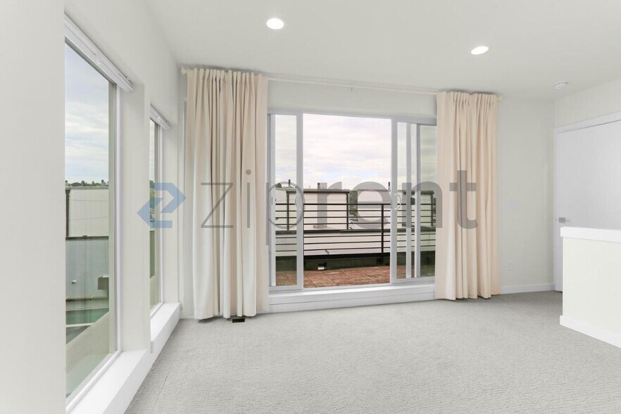 Building Photo - Unit B