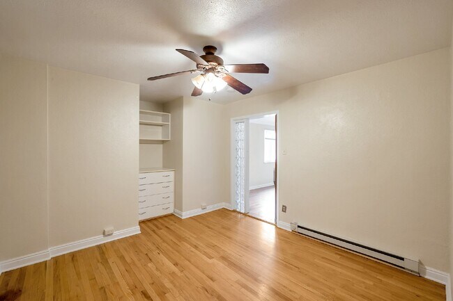 Building Photo - Large two Bed / One bath condo in great Art deco building near Washington park.